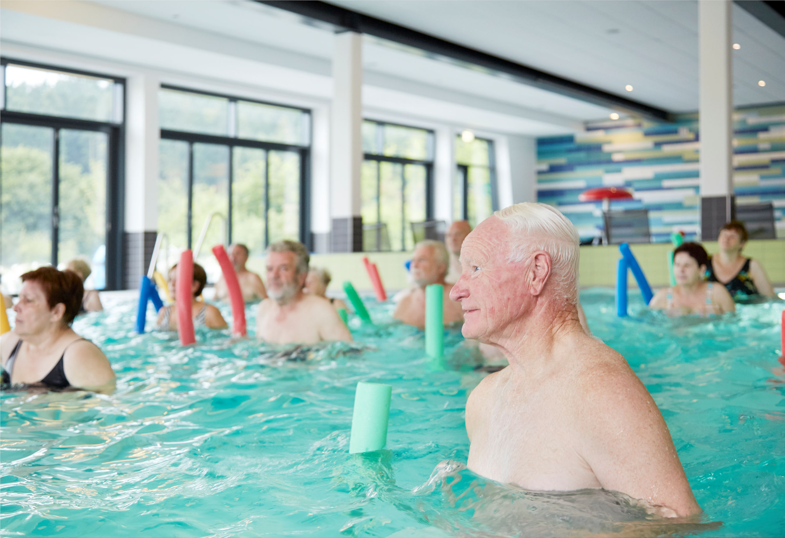 Auf dem Foto sind Senioren im Schwimmbad zu sehen