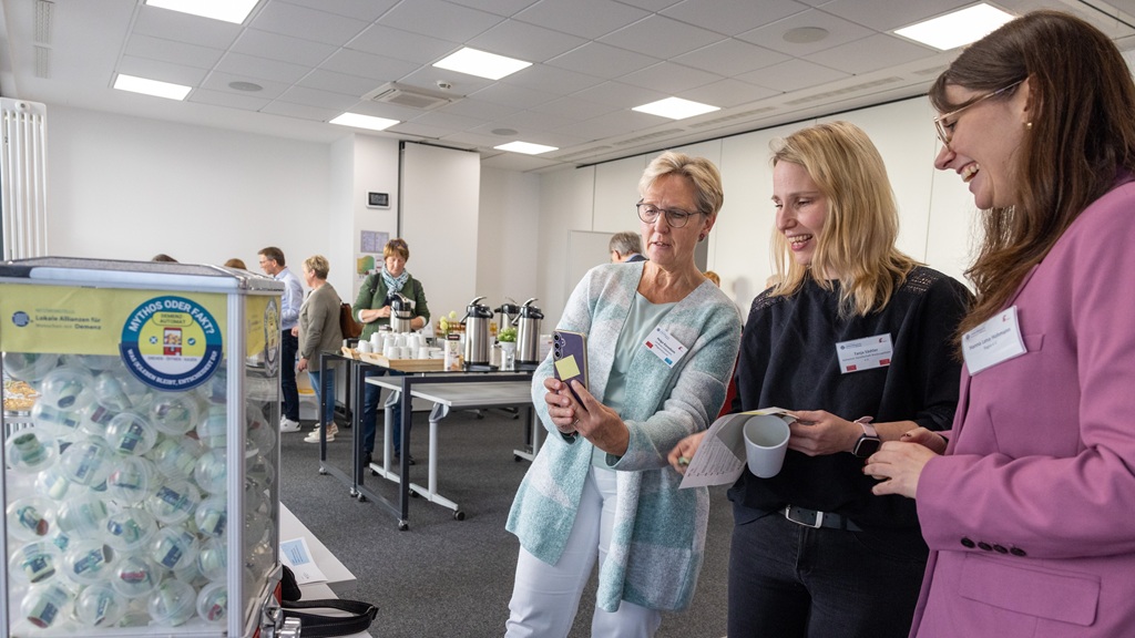 Mythos oder Fakt? Der Kaugummiautomat der Netzwerkstelle war auch bei der Fachtagung im Einsatz.  Foto: Projektreferentin der Netzwerkstelle zeigt Teilnehmenden den Kaugummi-Automat mit Mythen und Fakten zum Thema Demenz