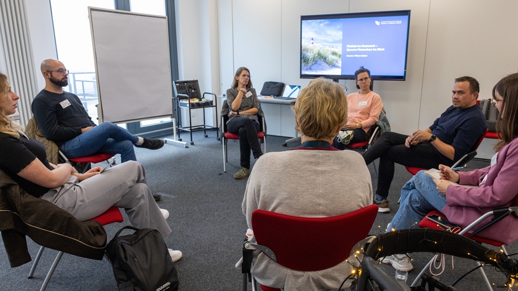 Referentin Anneke Wilken-Bober mit Teilnehmenden im Workshop "Vielfalt im Netzwerk – Queere Menschen im Blick" Foto: Im Workshop "Vielfalt im Netzwerk" sitzen die Teilnehmenden im Stuhlkreis.