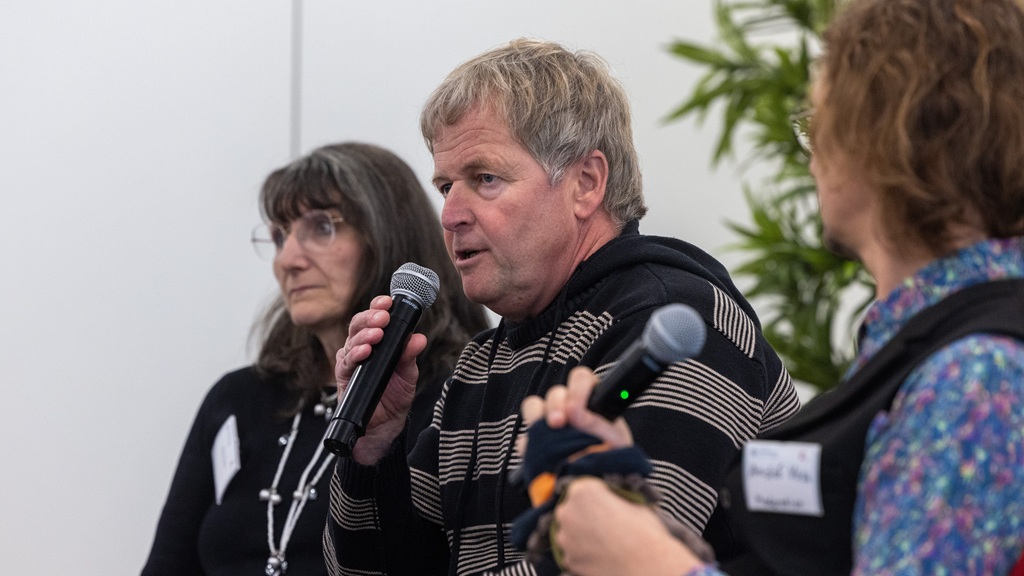 Im Dialog: Menschen mit und ohne Demenz sprechen über ihre Erwartungen und Wünsche Foto: Drei Personen sitzen auf der Bühne und unterhalten sich.