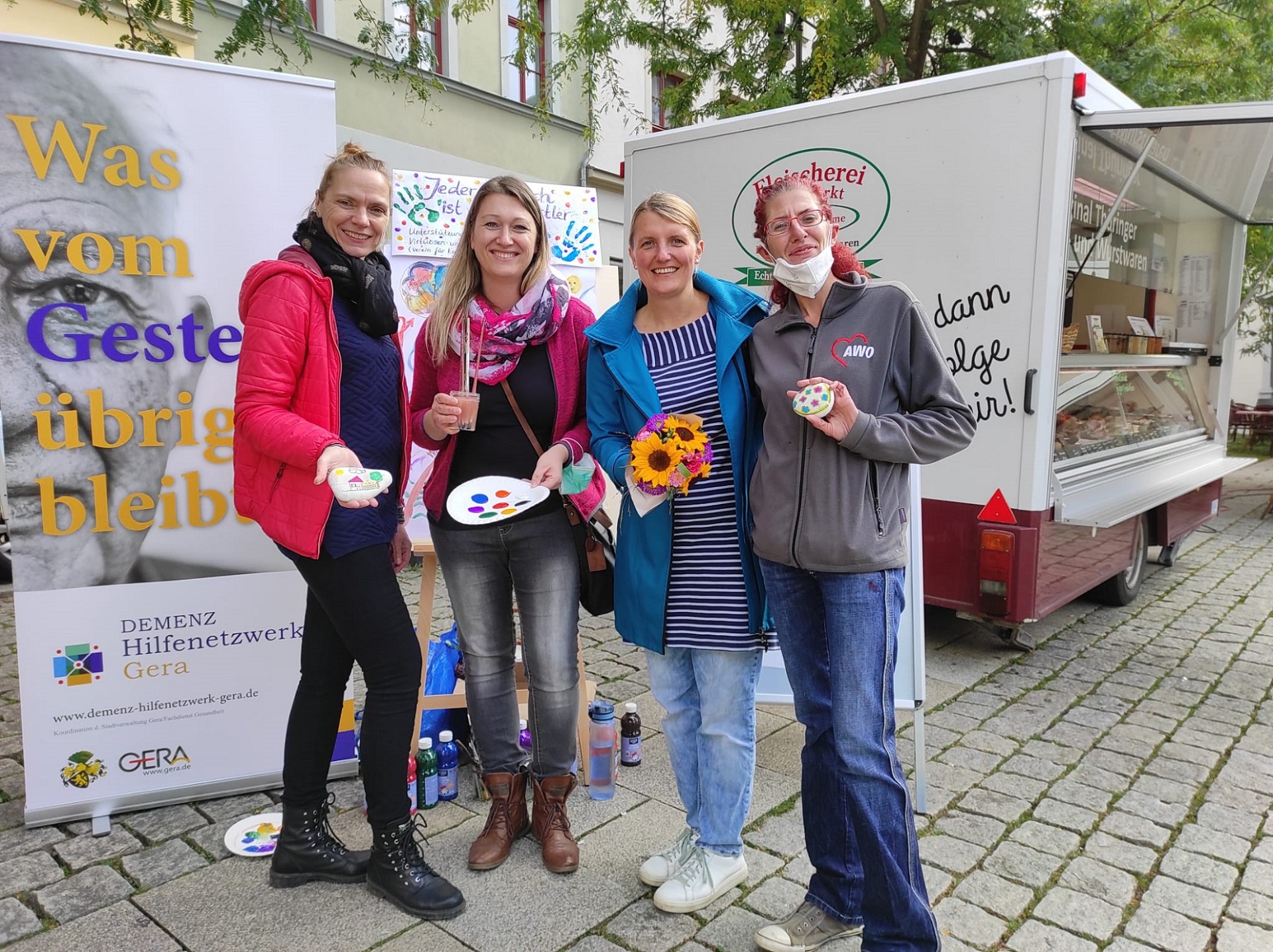 Beate Malinowsky, Jana Karl, Jule Rada und Antje Pelzel stehen auf dem Marktplatz in Gera. 